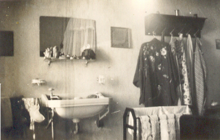 hoekje van de slaapkamer van pappie en mammie
